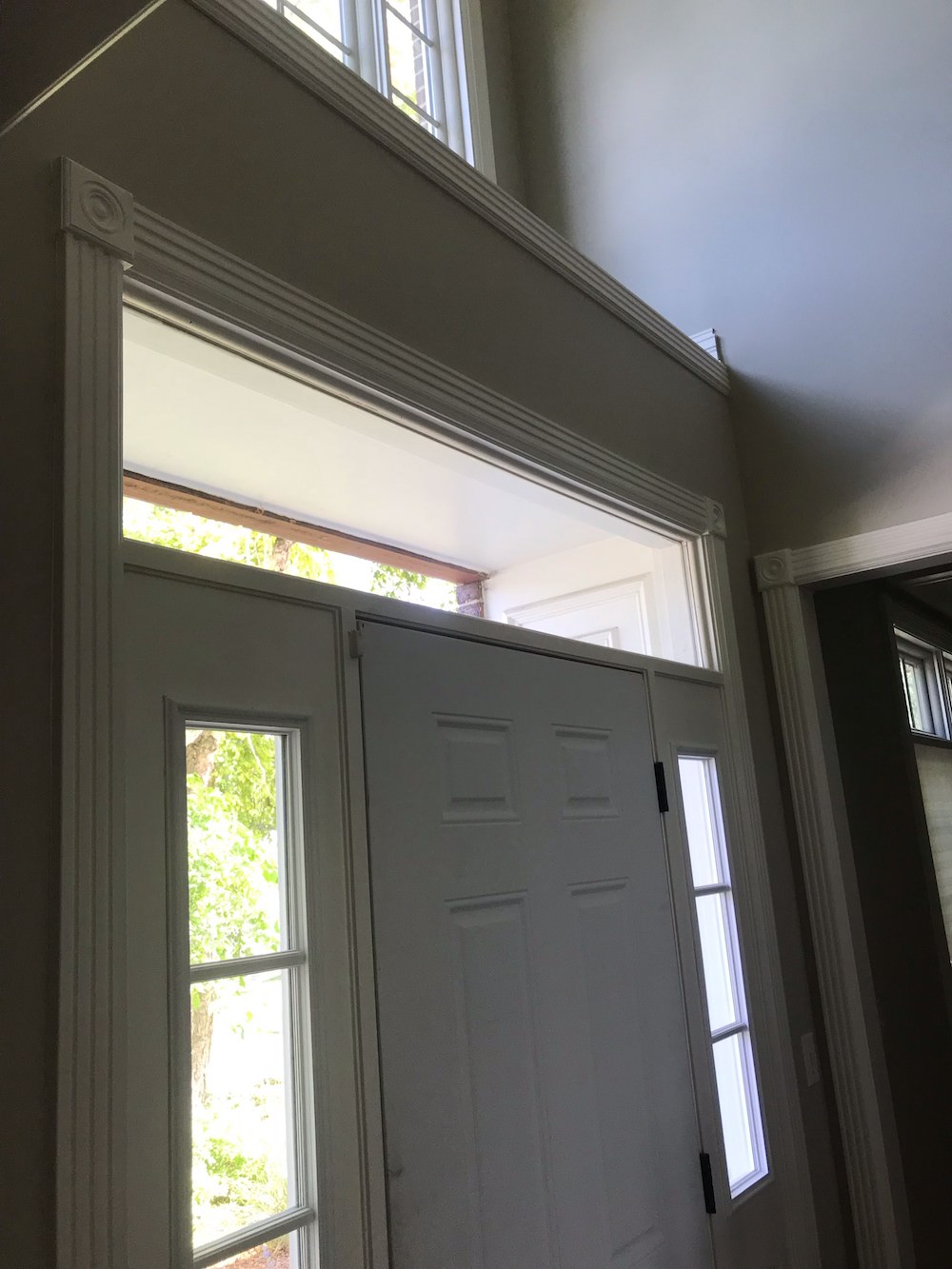 https://genevaglassworks.com/wp-content/uploads/2022/05/insulated-glass-window-above-entry-door-of-home.jpg
